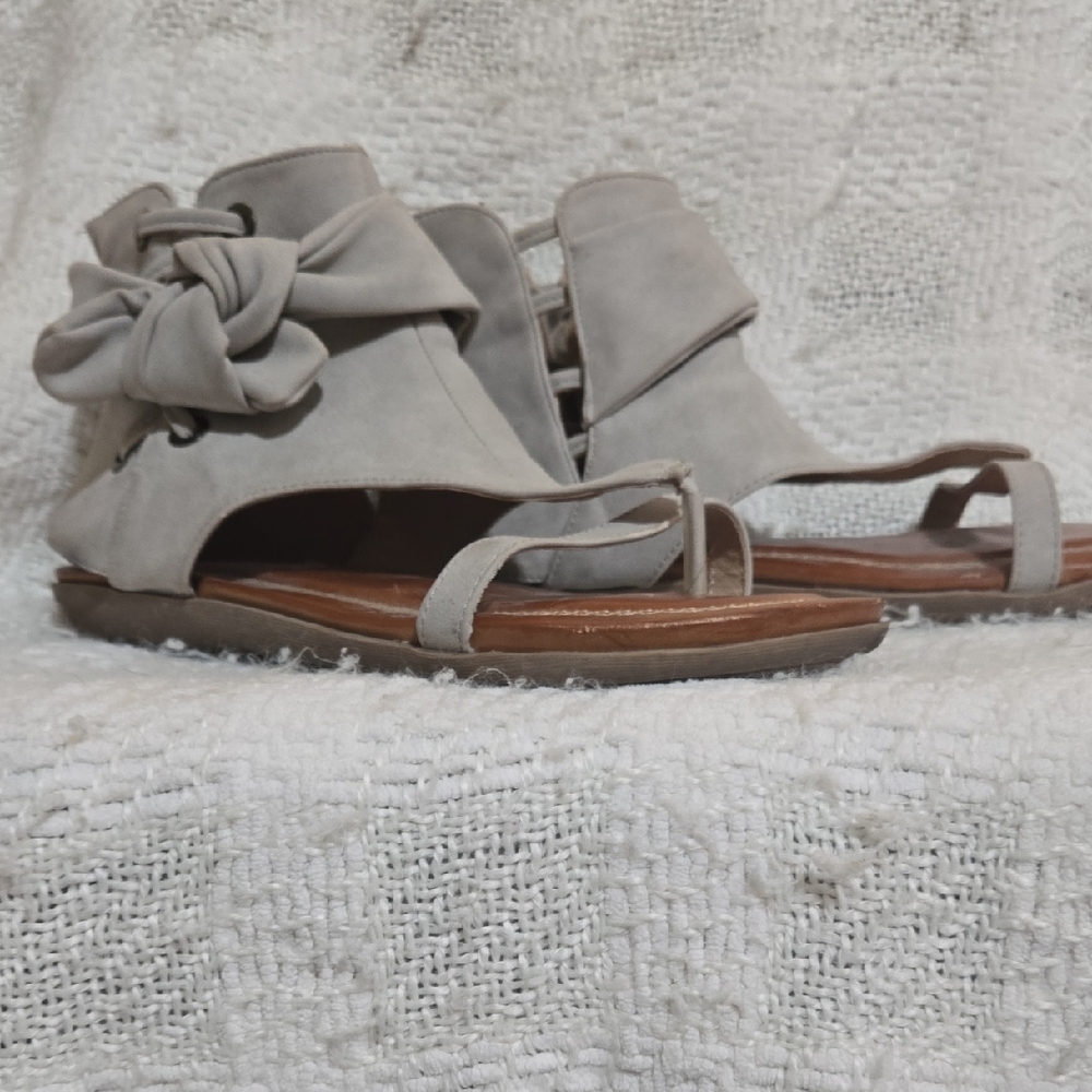 2 Lips Too Women's Sandals in Gray with Bow Accent SZ 9